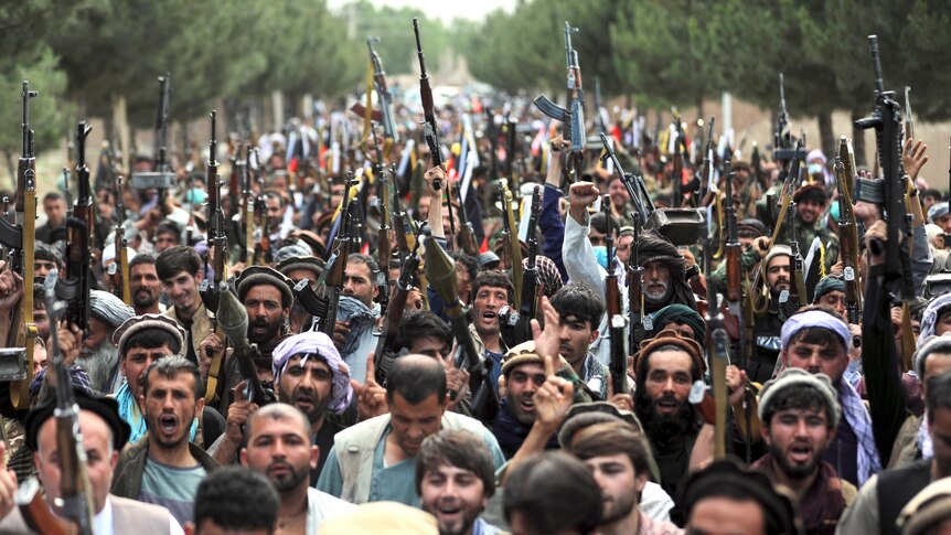 阿富汗民兵在喀布尔聚集时与安全部队一起举起步枪